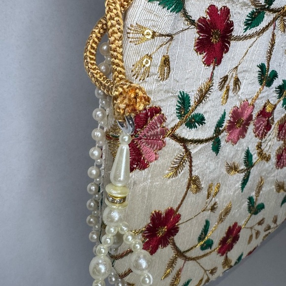 Floral Embroidered Cream Handbag - Picture 3 of 11